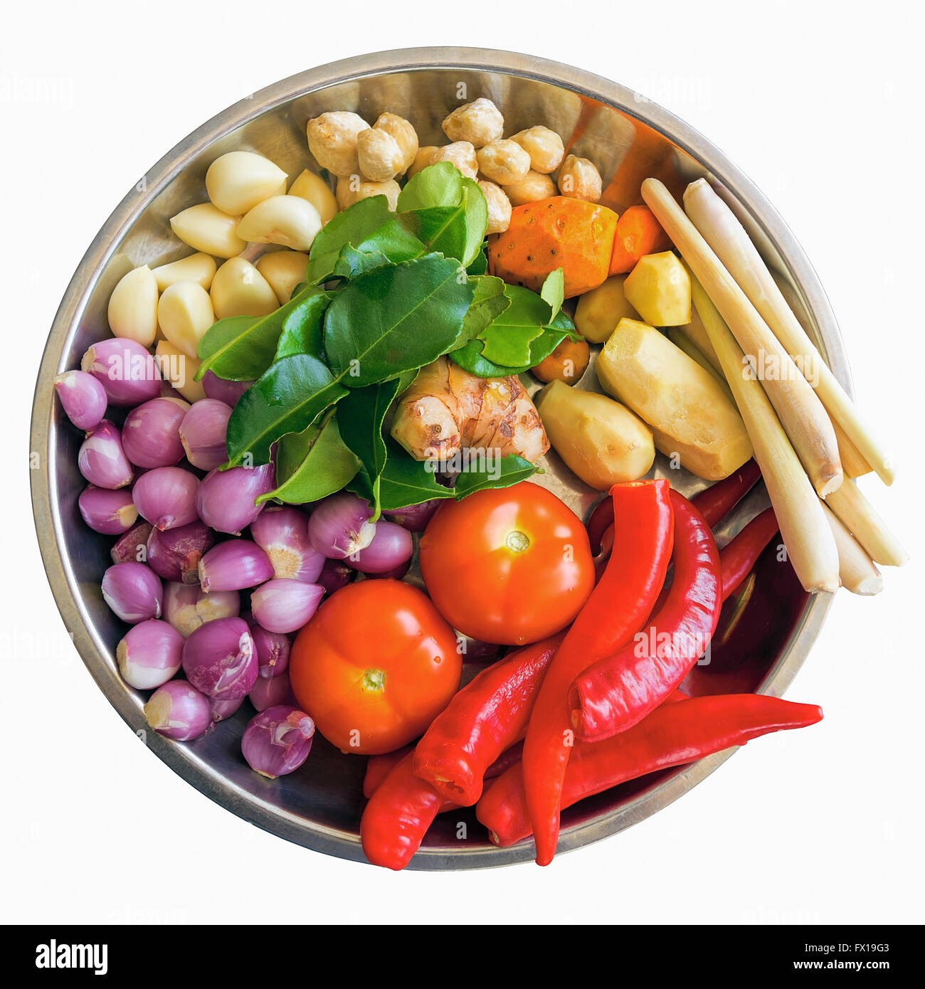 Frische Zutaten zum Kochen südostasiatischen Currysauce Schüssel mit Chili Paprika Ingwer Zitrone Grass Zwiebeln Schalotten Lindenblätter Stockfoto