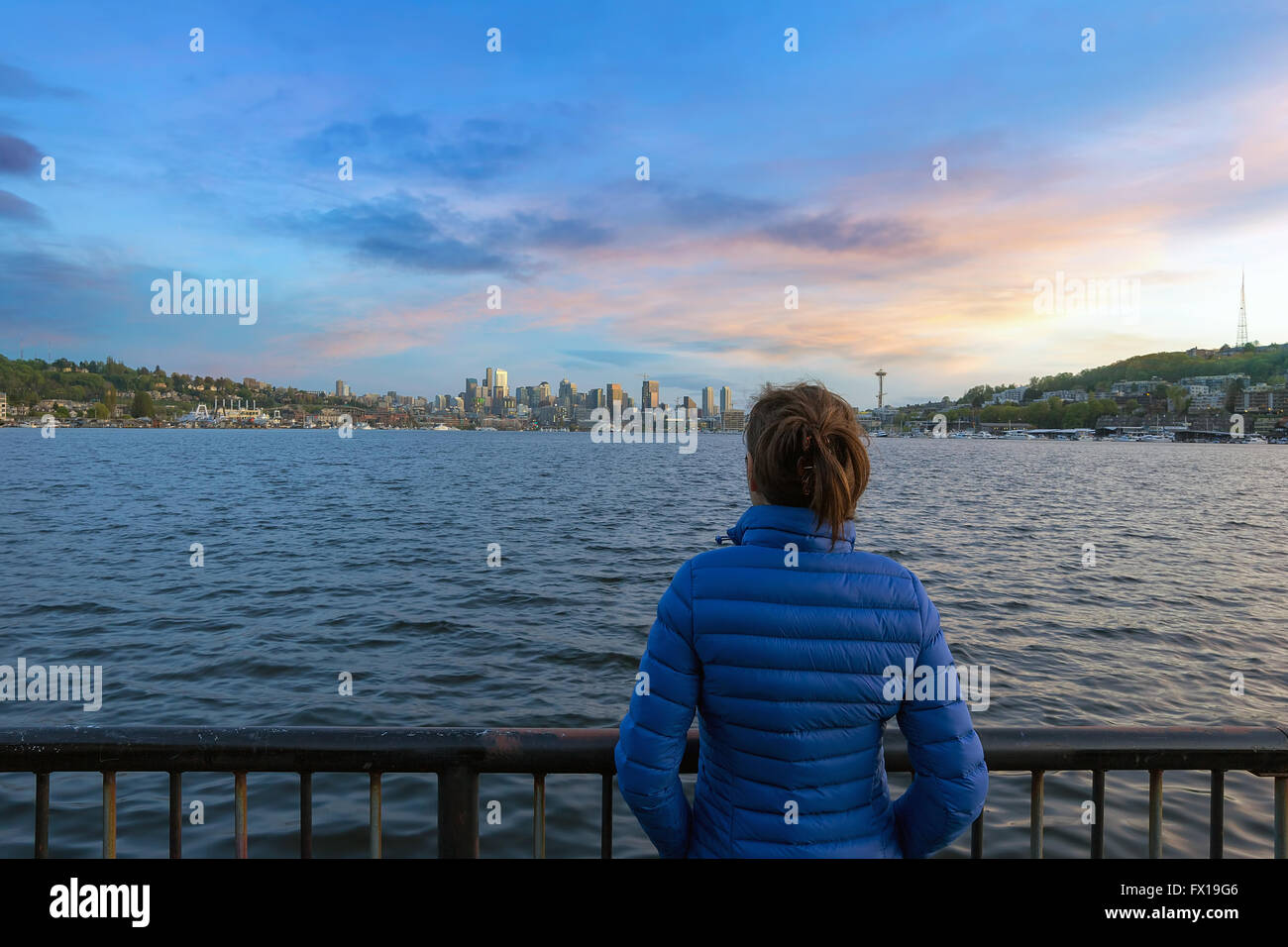 Sonnenuntergang über der Skyline von Seattle Washington entlang Lake Union aus Gas Works Park Frau Stockfoto