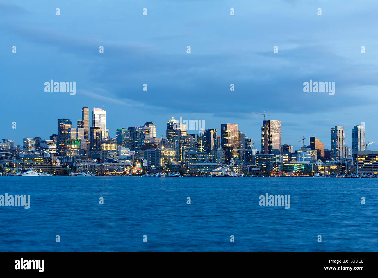 Skyline von Seattle Washington entlang Lake Union am Abend blaue Stunde Stockfoto