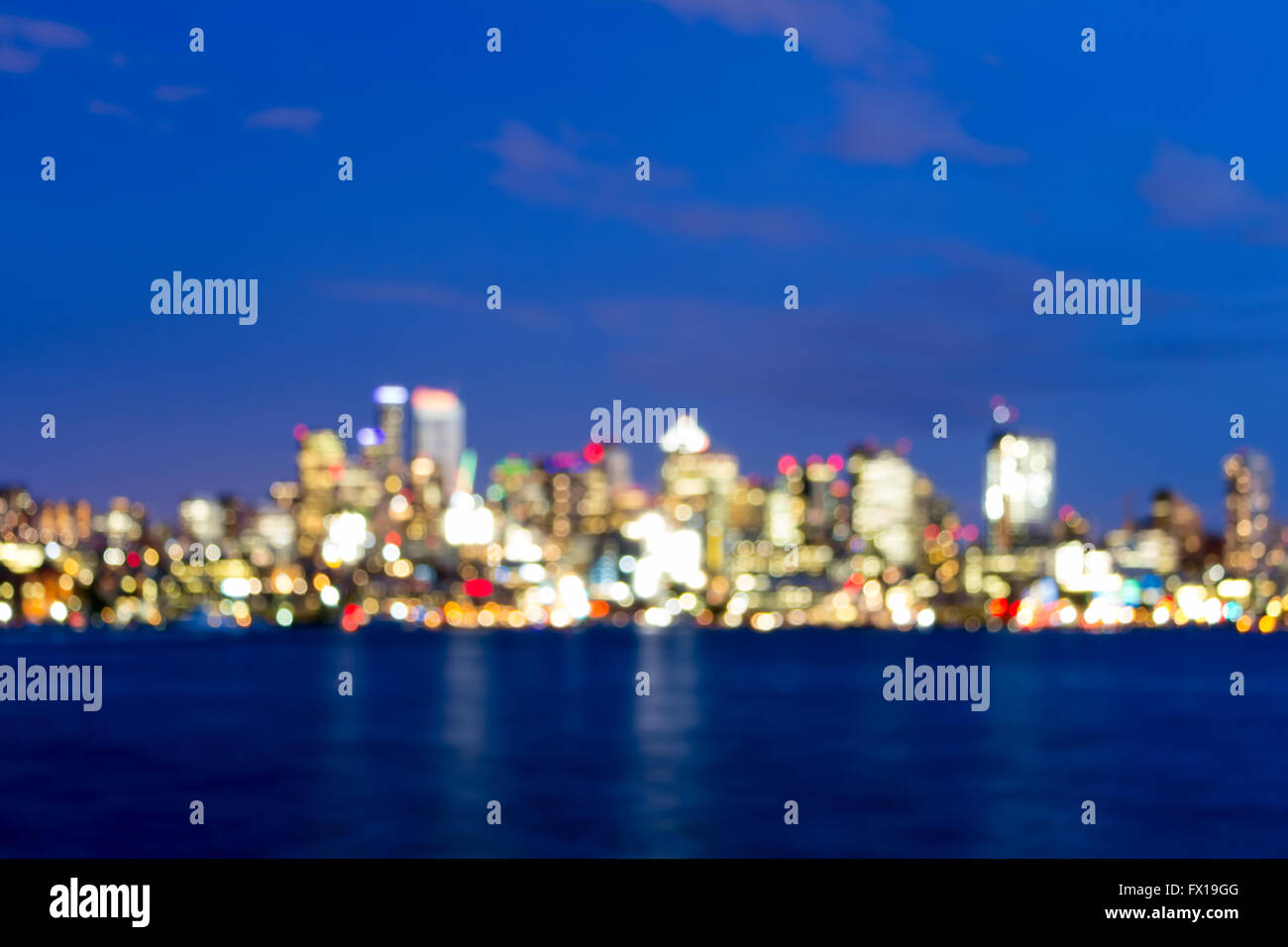 Skyline von Seattle Washington entlang Lake Union am blaue Abendstunde unscharf defokussierten bokeh Stockfoto