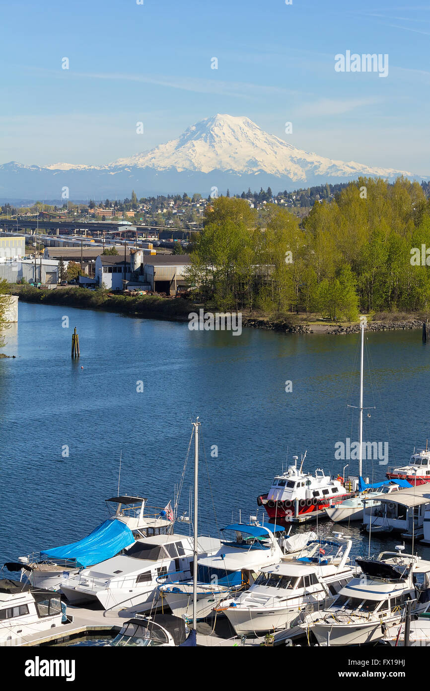Mount Rainier von Marina Tacoma im US-Bundesstaat Washington an einem strahlend blauen Himmel-Tag Stockfoto