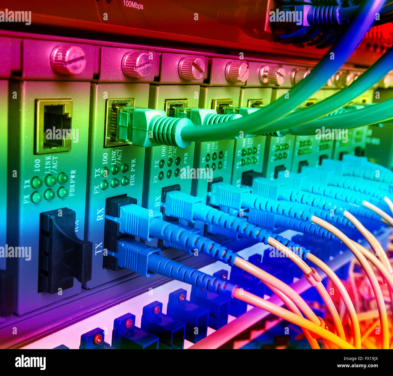 Faser-Optik-Servern und Hardwares in einem Internet-Rechenzentrum Stockfoto
