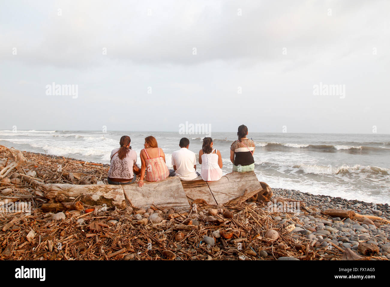 Gruppe von europäischen Touristen zur freien Verfügung. Fotografiert am Strand von El Tunco, El Salvador, Stockfoto