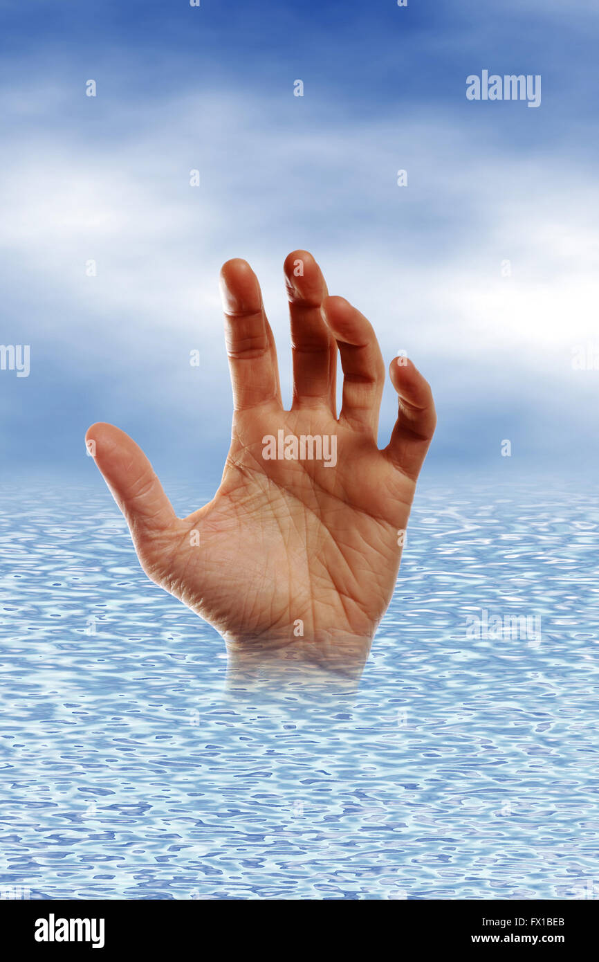 männliche Hand im Wasser ertrinken Stockfoto