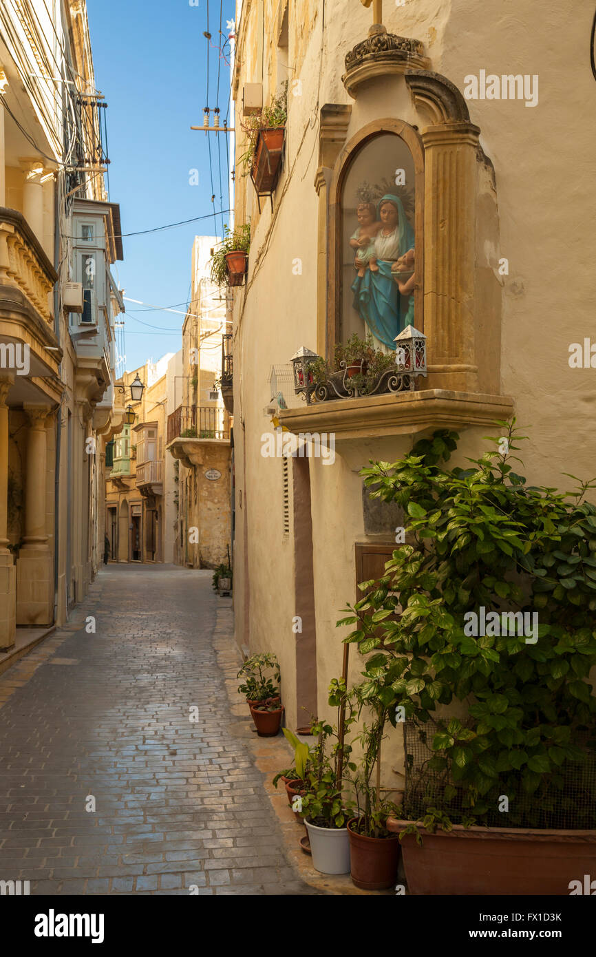 Eine schmale Straße in Victoria (Rabat), Gozo, Malta. Stockfoto