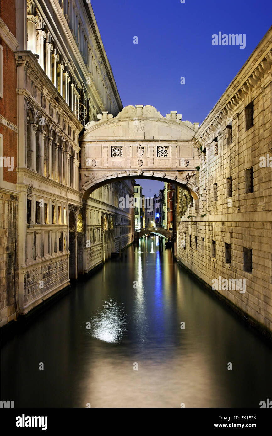 Die "Seufzerbrücke" (Ponte dei Sospiri) verbindet den Palazzo Ducale mit dem neuen Gefängnis. Venedig, Italien. Stockfoto