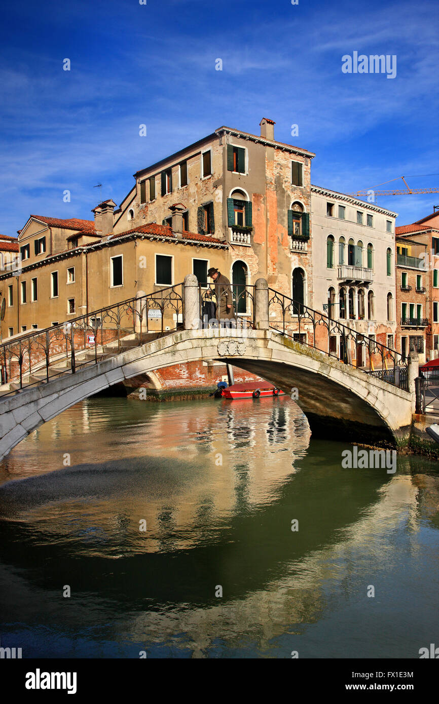 Brücke über den Kanal an ("Bezirk") Sestiere di Santa Croce, Venedig, Veneto, Italien Stockfoto