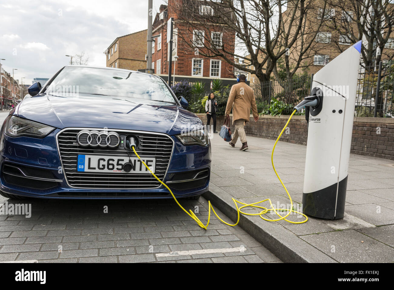 Ein Elektro-Hybrid-Auto von Audi, das im Zentrum von London, England, in Großbritannien, geladen wird Stockfoto