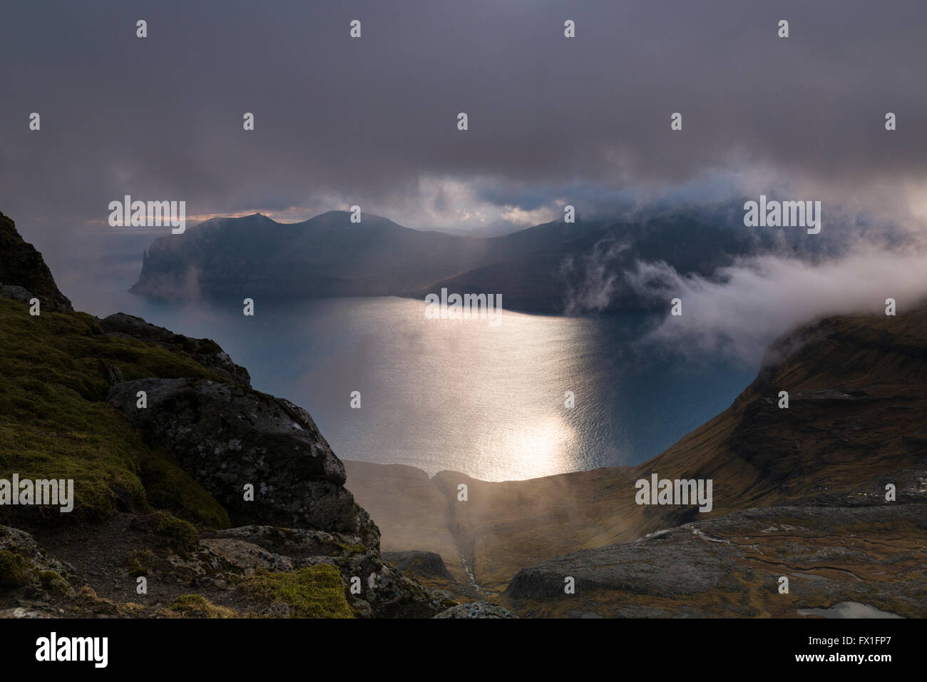 Mit Blick auf die Insel Vagar vom Skaelingur Berge am Ende des Tages auf Streymoy, Färöer, Dänemark im April - Färöer Stockfoto