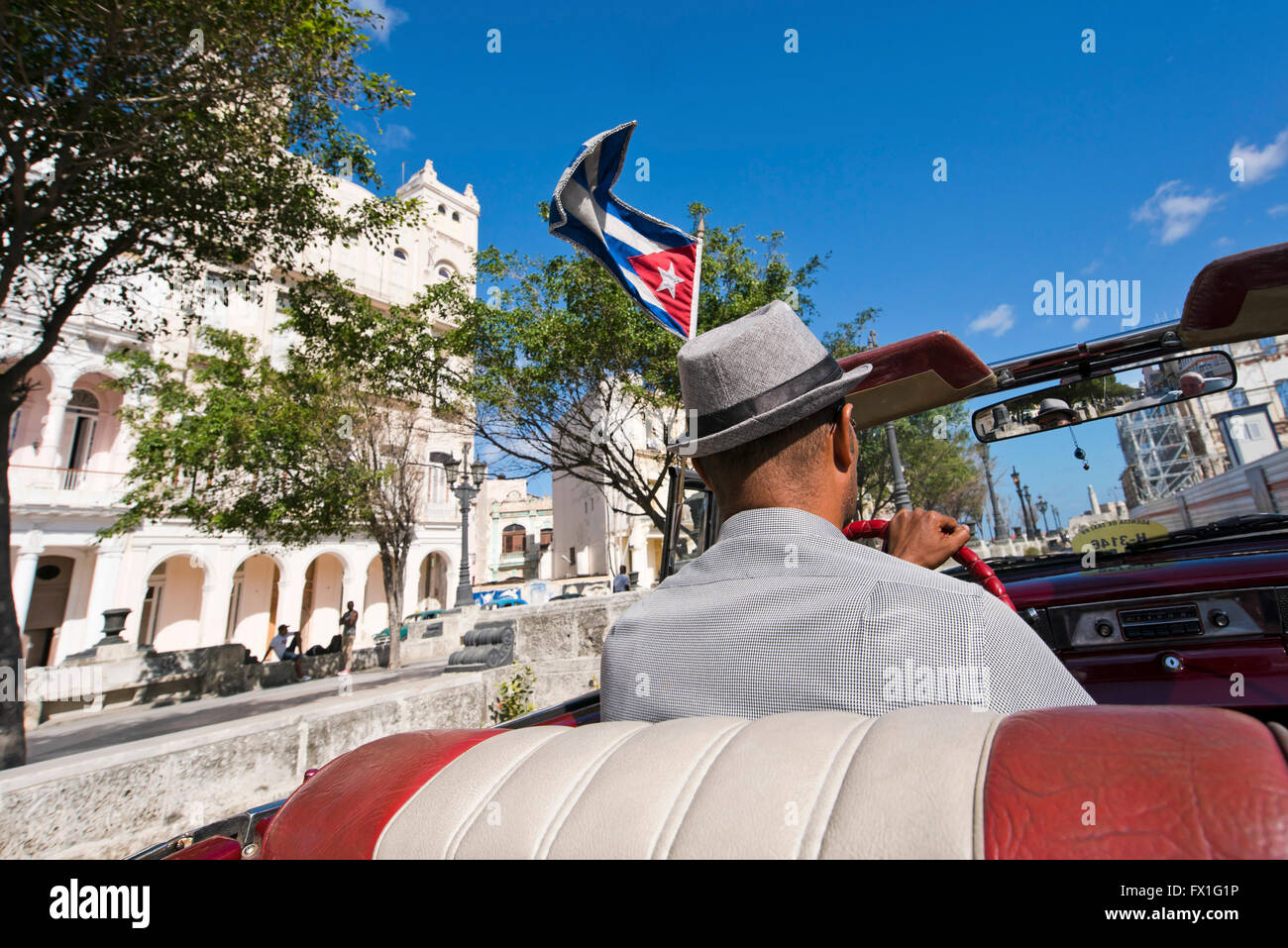 Horizontale Ansicht des Paseo de Marti von innen ein Cabrio amerikanische Oldtimer in Havanna, Kuba. Stockfoto