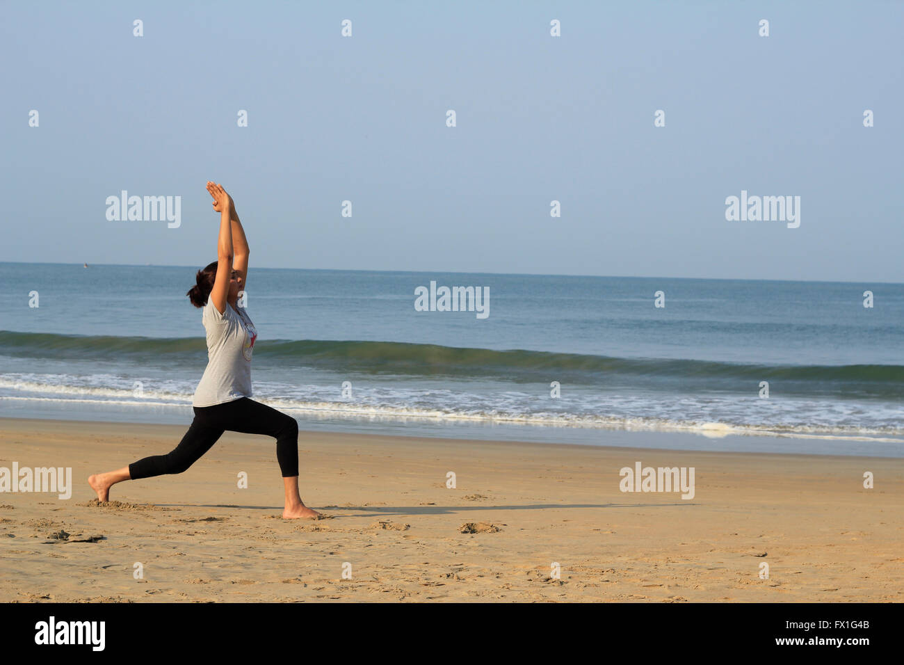 Frau beim Yoga in Goa Stockfoto