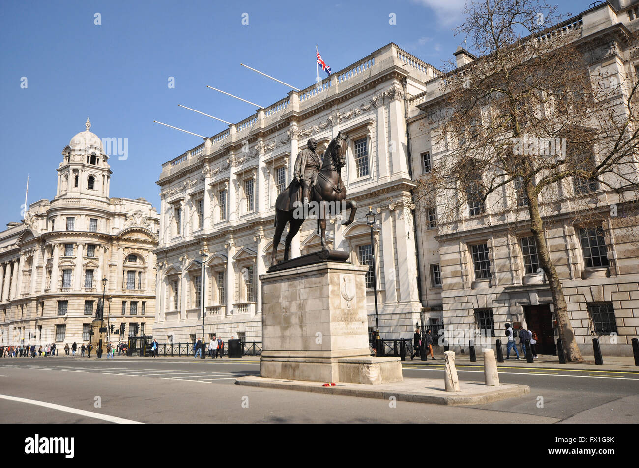 Whitehall, London. Krieg Büro auf der linken Seite, Bankett- Haus Mitte hinten und Earl Haig Memorial im Vordergrund. Platz für Kopie Stockfoto