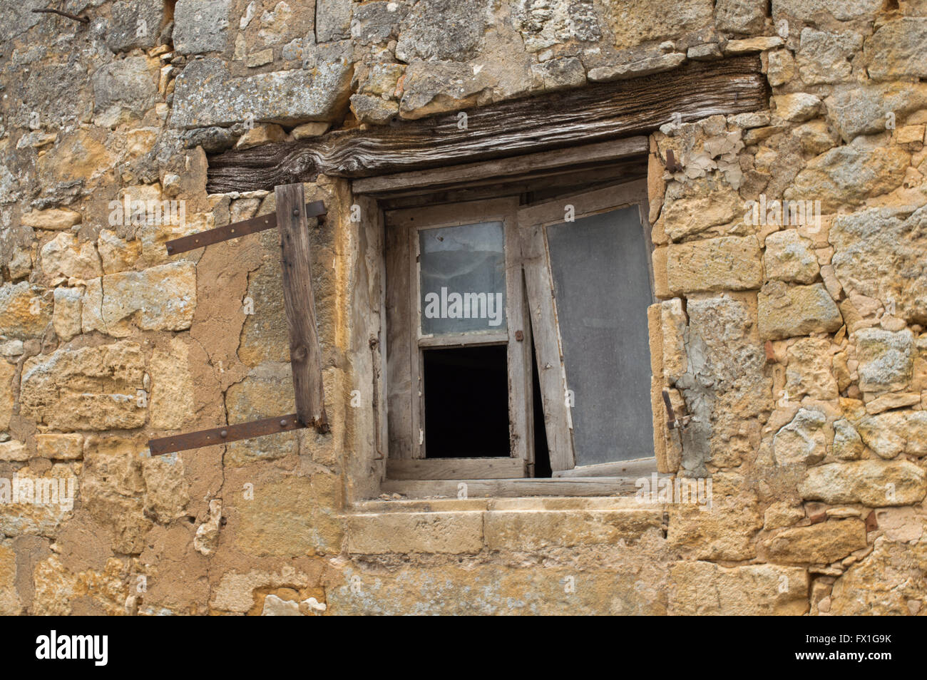 Fenster in alten französischen Haus reparaturbedürftig, in der Nähe von Sarlat in der Dordogne-Region von Frankreich Stockfoto