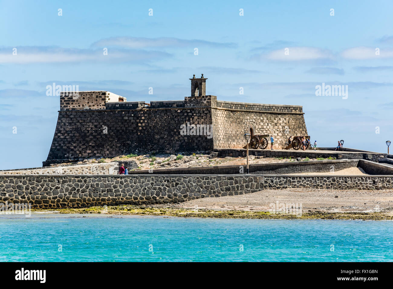 Castillo de San Gabriel - Saint Gabriel Castle in Arrecife und Kanonen davor Insel Lanzarote, Spanien Stockfoto