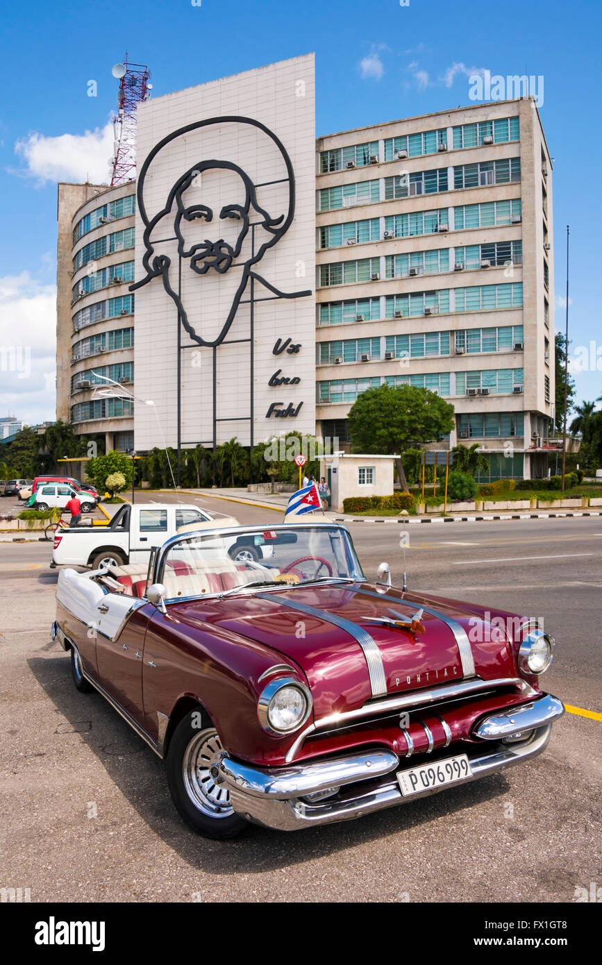 Vertikale Ansicht eines klassischen amerikanischen Autos geparkt in Platz der Revolution in Havanna, Kuba. Stockfoto