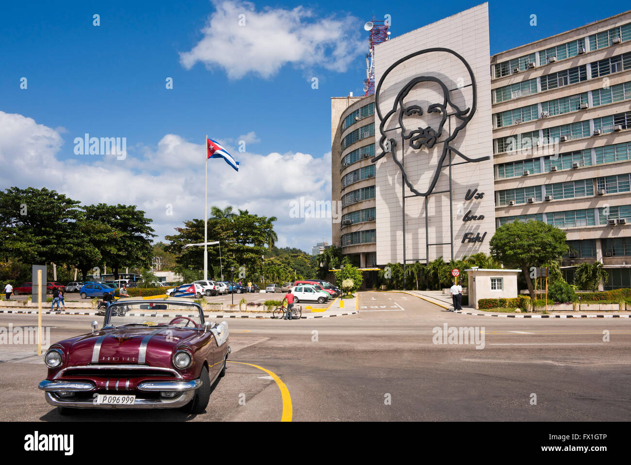 Horizontale Ansicht eines klassischen amerikanischen Autos geparkt in Platz der Revolution in Havanna, Kuba. Stockfoto