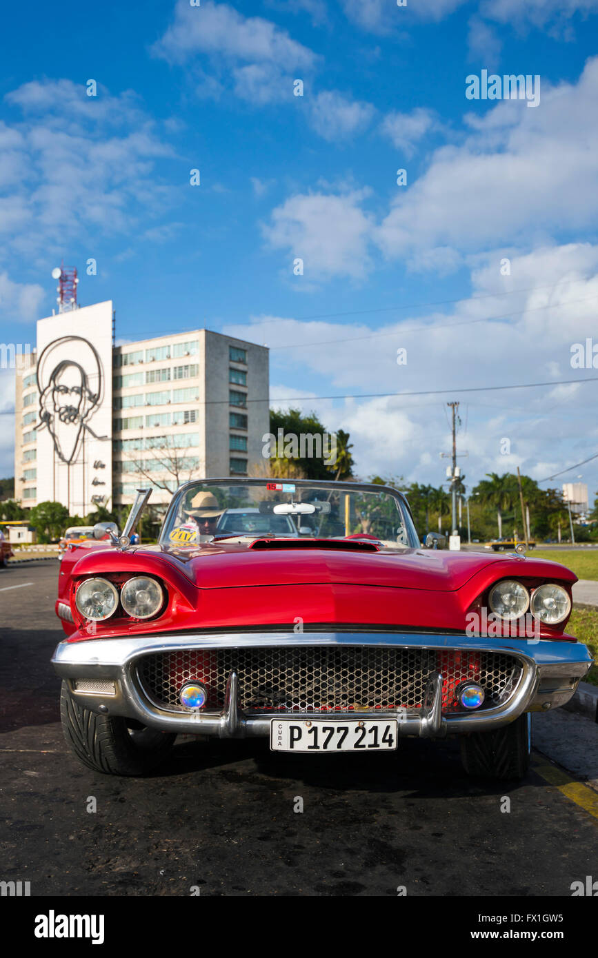 Vertikale Ansicht eines klassischen amerikanischen Autos geparkt in Platz der Revolution in Havanna, Kuba. Stockfoto