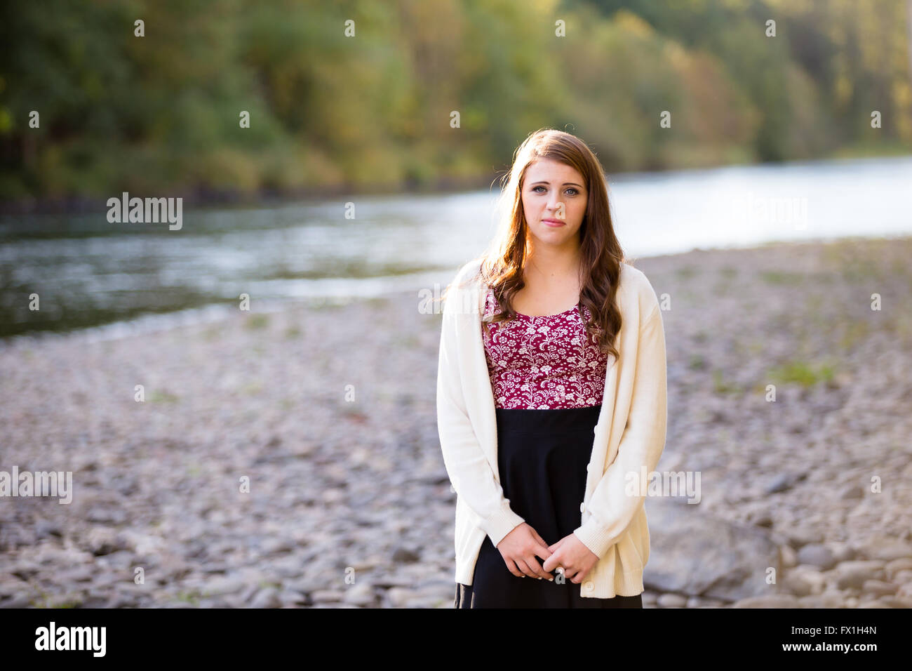 Teengirl posiert für ein High-School-senior Portrait-Foto im Freien in der Nähe eines Flusses in Eugene, Oregon. Stockfoto