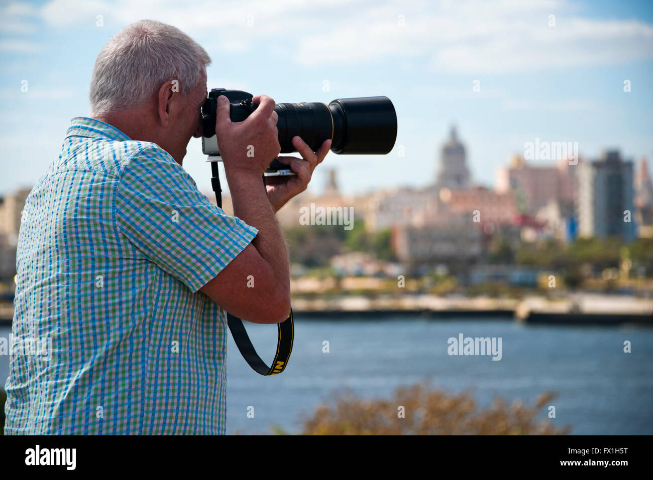 Horizontale Porträt eines Mannes, die Fotos von der Ansicht in Havanna, Kuba. Stockfoto