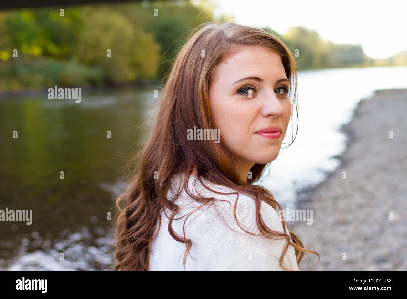 Teengirl posiert für ein High-School-senior Portrait-Foto im Freien in der Nähe eines Flusses in Eugene, Oregon. Stockfoto