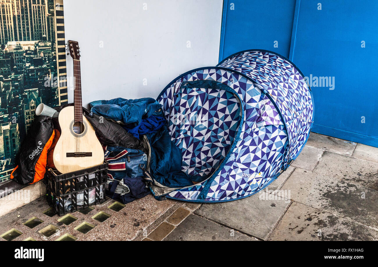Obdachloser schlafen rau in einem Zelt auf einem Bürgersteig, Regent Street, London, England, UK Stockfoto