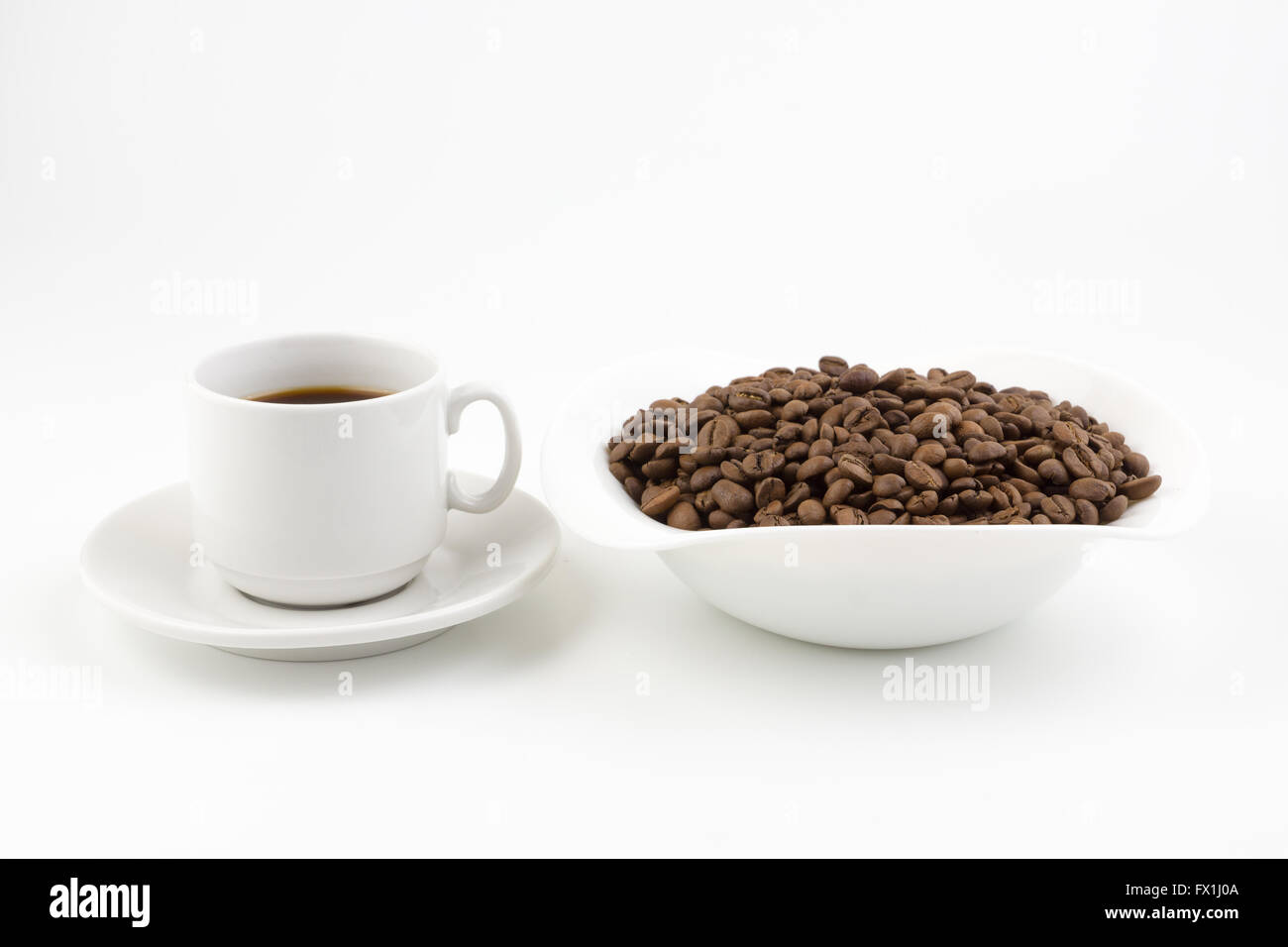Reihe von Utensilien für die Zubereitung von Kaffee mit Kaffeebohnen sind verstreut Stockfoto