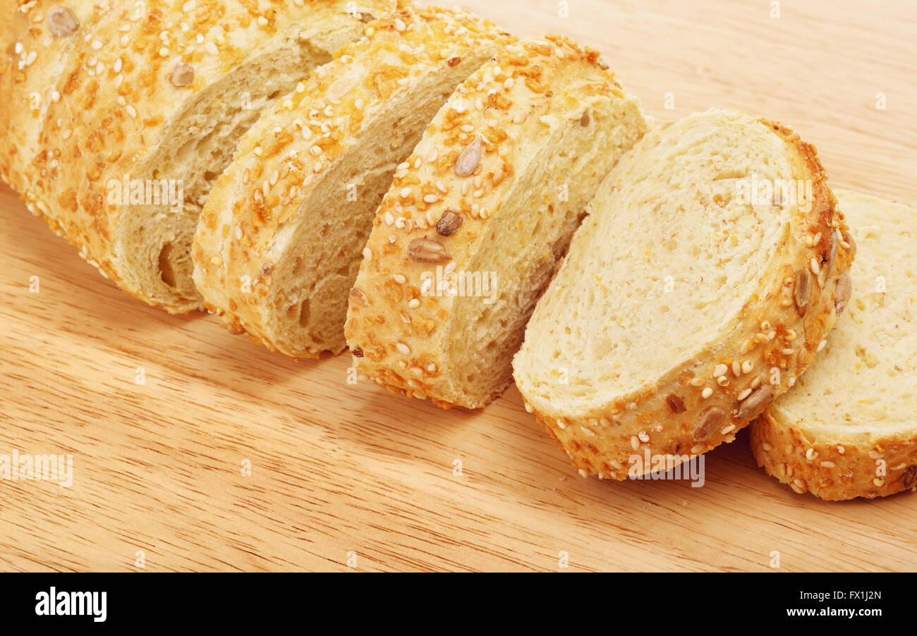 Mais-Brot mit Sesam und Sonnenblumenkernen auf Schneidebrett geschnitten Stockfoto