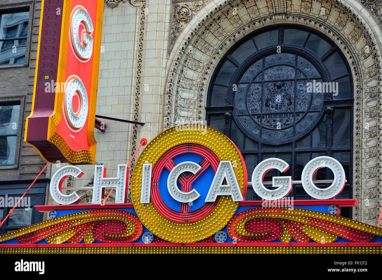 Das historische Wahrzeichen Chicago Theater mit seinen bunten Festzelt. Es war für Balaban und Katz 1921 gebaut. Chicago, Illinois, USA. Stockfoto