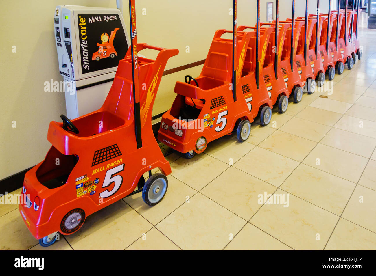 Roten Vermietung Kind Kinderwagen aufgereiht in einem Einkaufszentrum in Oklahoma City, Oklahoma, USA. Schrägansicht. Stockfoto