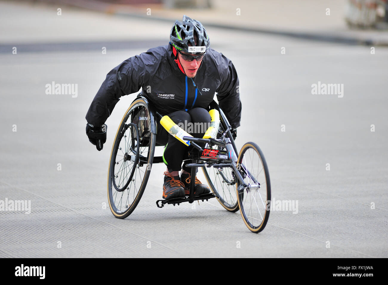 Rollstuhl Athleten bei über 1,6 km Point of Chicago's Shamrock Shuffle Rennen. Chicago, Illinois, USA. Stockfoto