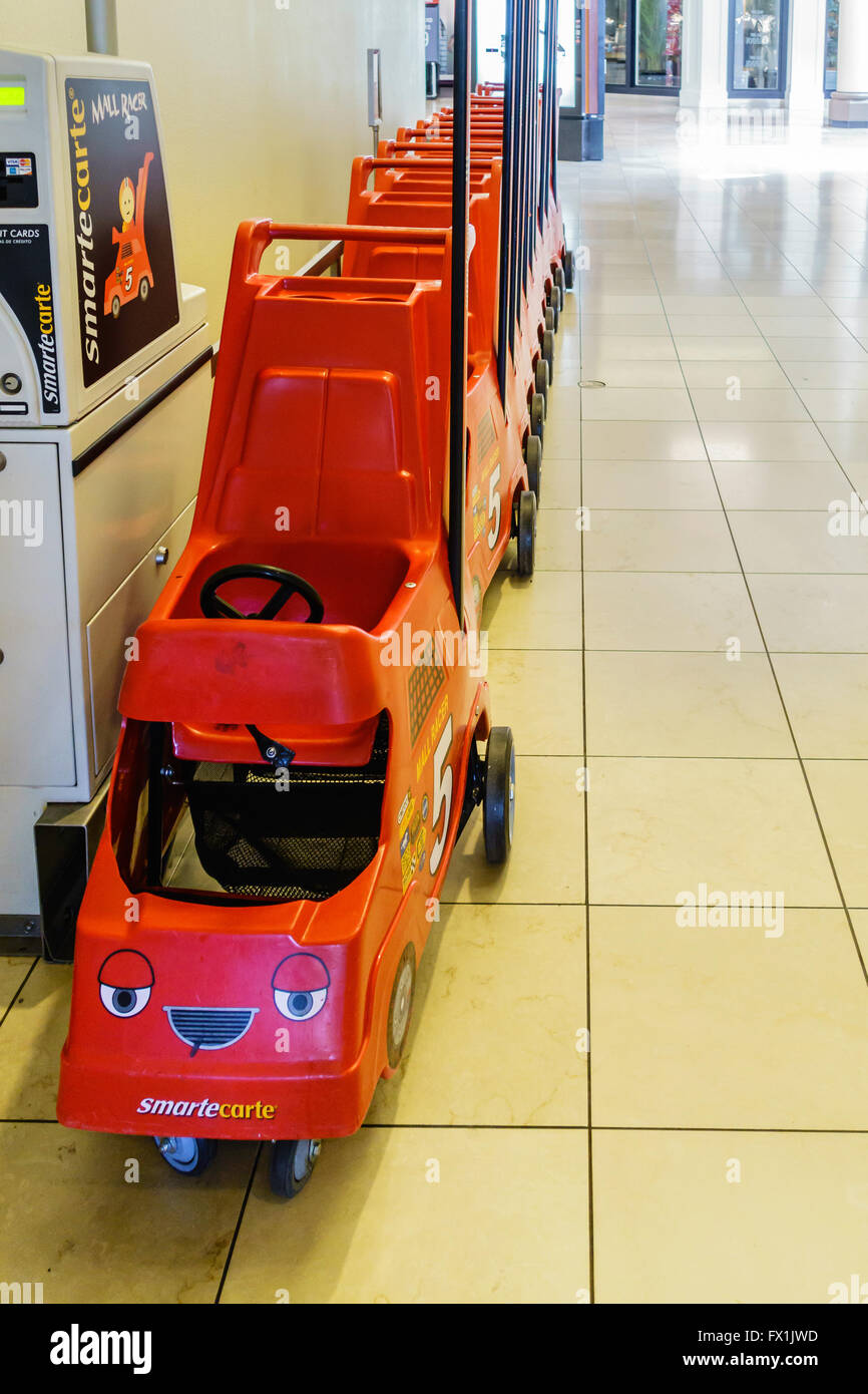 Vermietung Kind Kinderwagen aufgereiht in einem Einkaufszentrum in Oklahoma City, Oklahoma, USA. Stockfoto