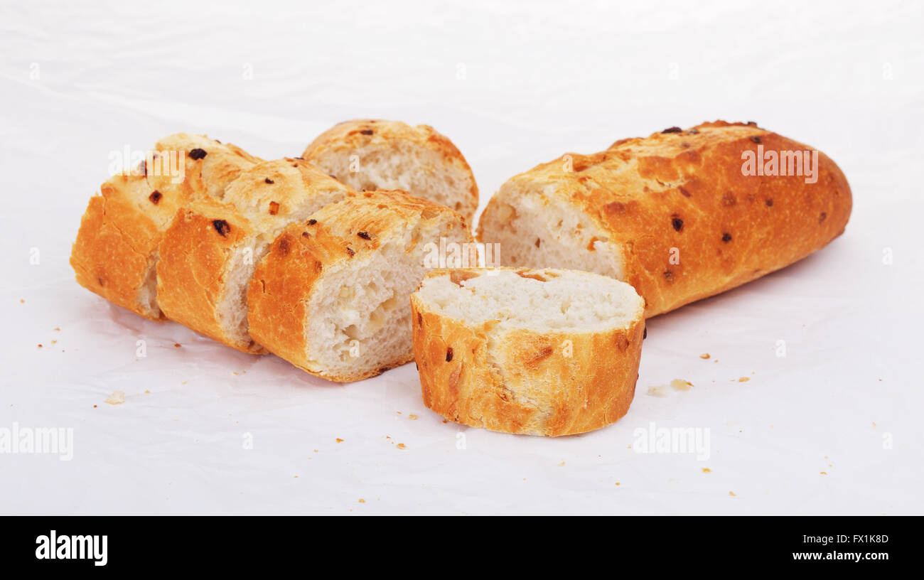 französische Zwiebel Baguette liegen auf dem Papier geschnitten Stockfoto