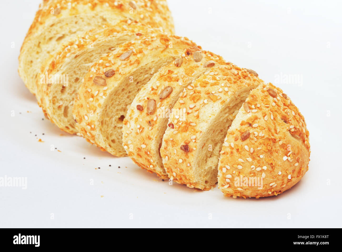 Mais-Brot mit Sesam und Sonnenblumenkernen geschnitten Stockfoto