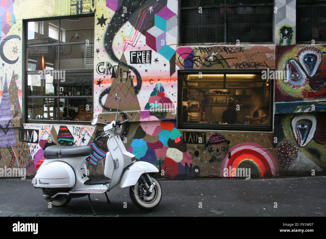 White-Vespa-Roller geparkt in Melbournes Stadt Gasse mit street Art und Graffiti. Melbourne, Victoria, Australien Stockfoto