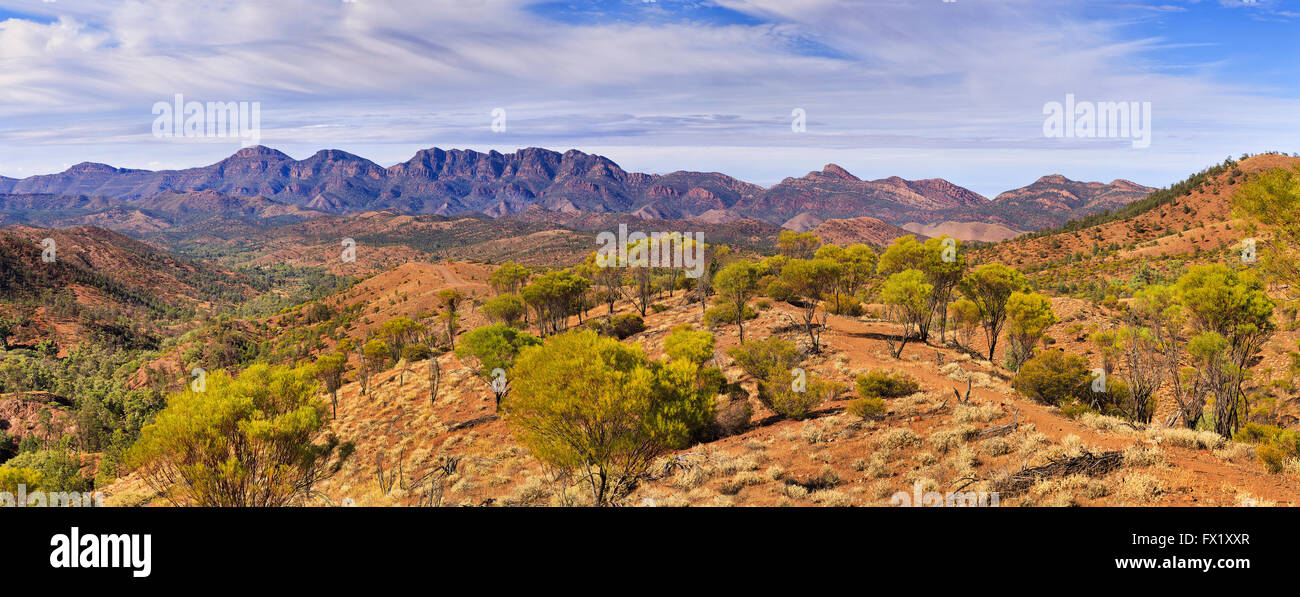 Unbefestigte Straße über roter Kalkstein outback reicht in Richtung Wilpena Pound felsigen Strecke in Flinders National Park of South Australia Stockfoto