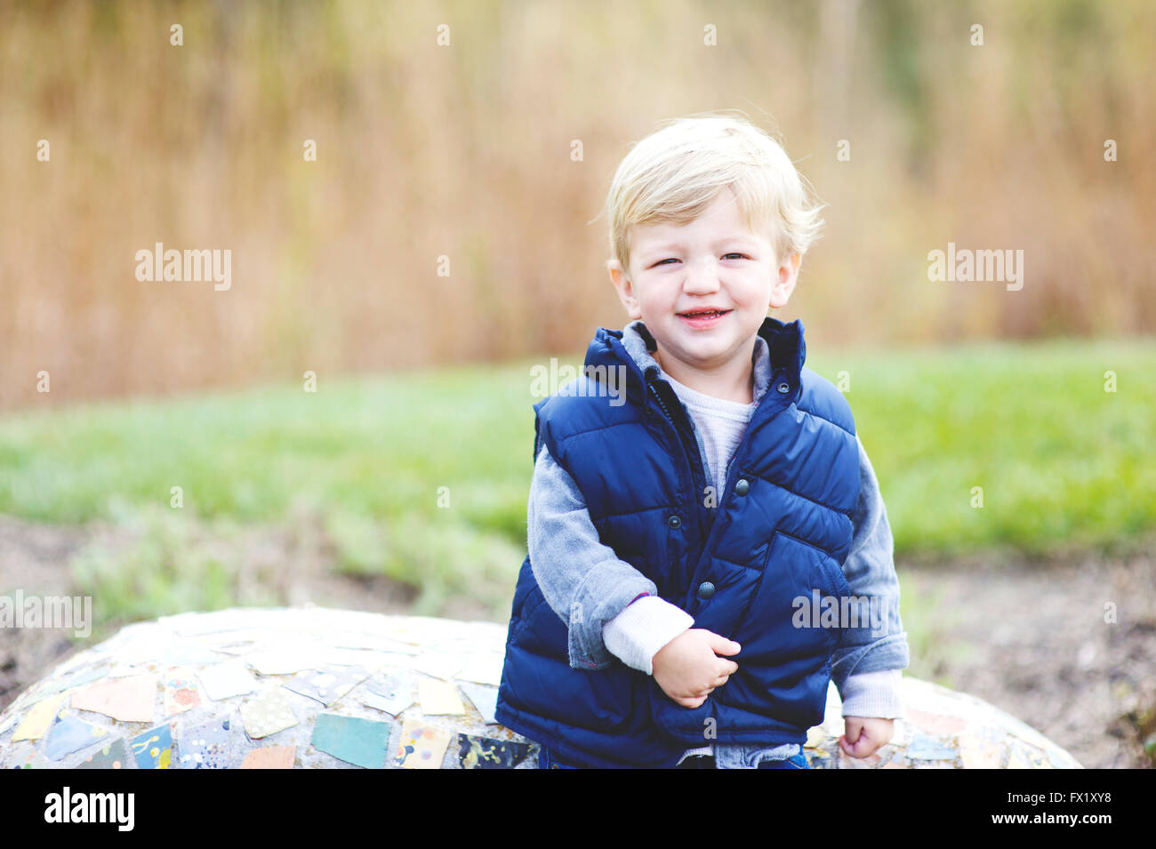 Porträt eines jungen in einem Park an einem Herbsttag. Stockfoto