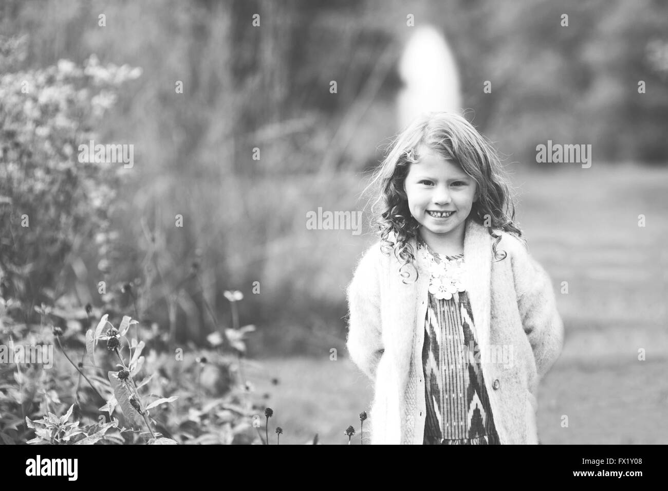 Schwarz-weiß-Porträt eines jungen Mädchens in einem Park. Stockfoto