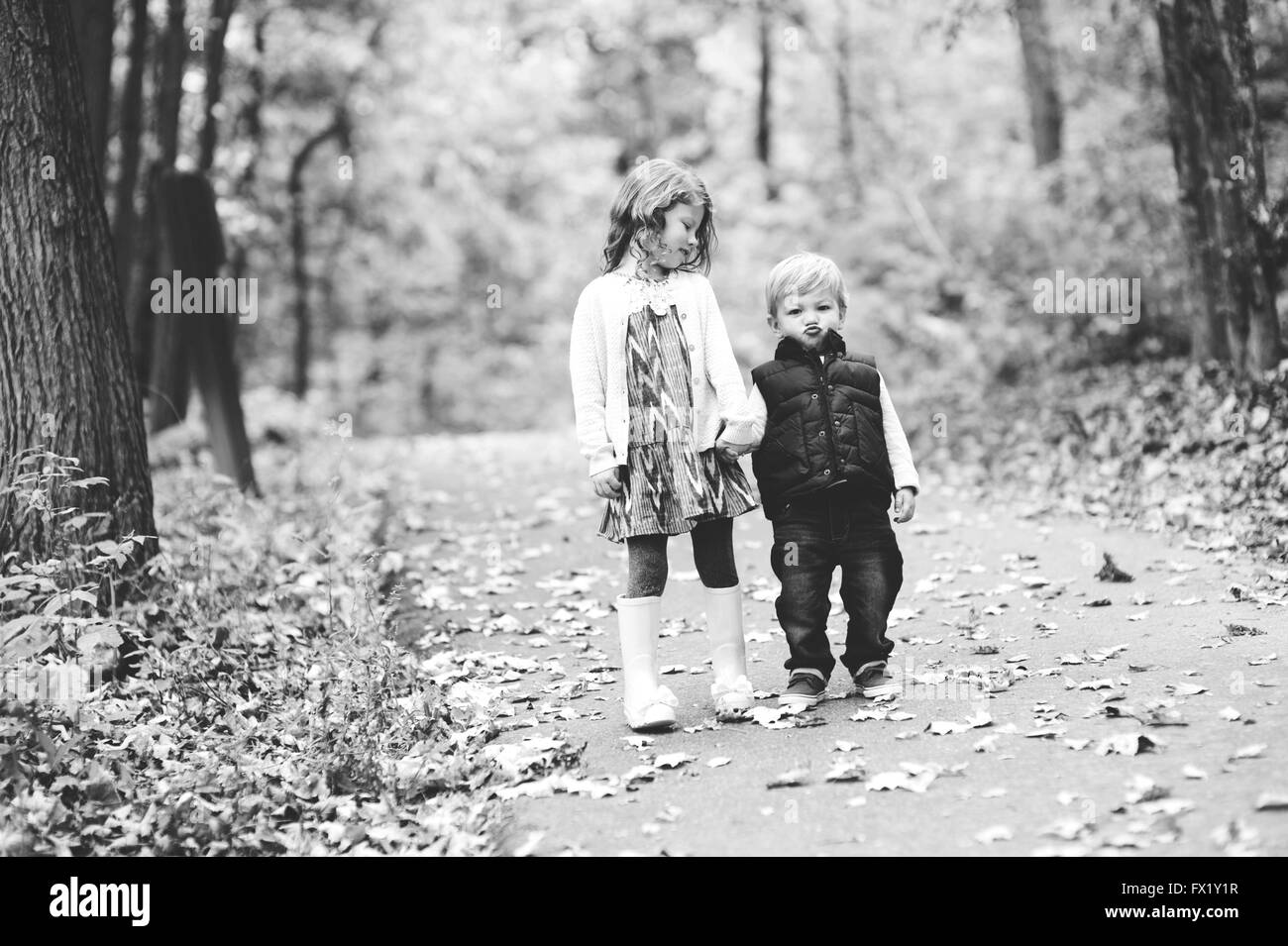 Familienfotos von Bruder und Schwester im park Stockfoto