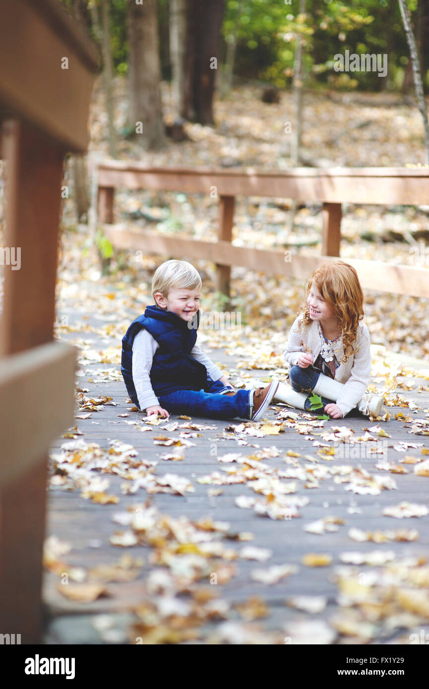 Familienfotos von Bruder und Schwester im park Stockfoto