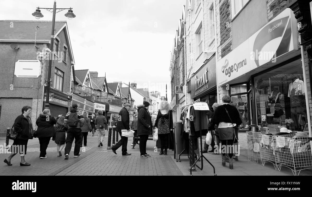 Straßenszene Porthcawl mit Alter Sorge Nummer 3566 Stockfoto