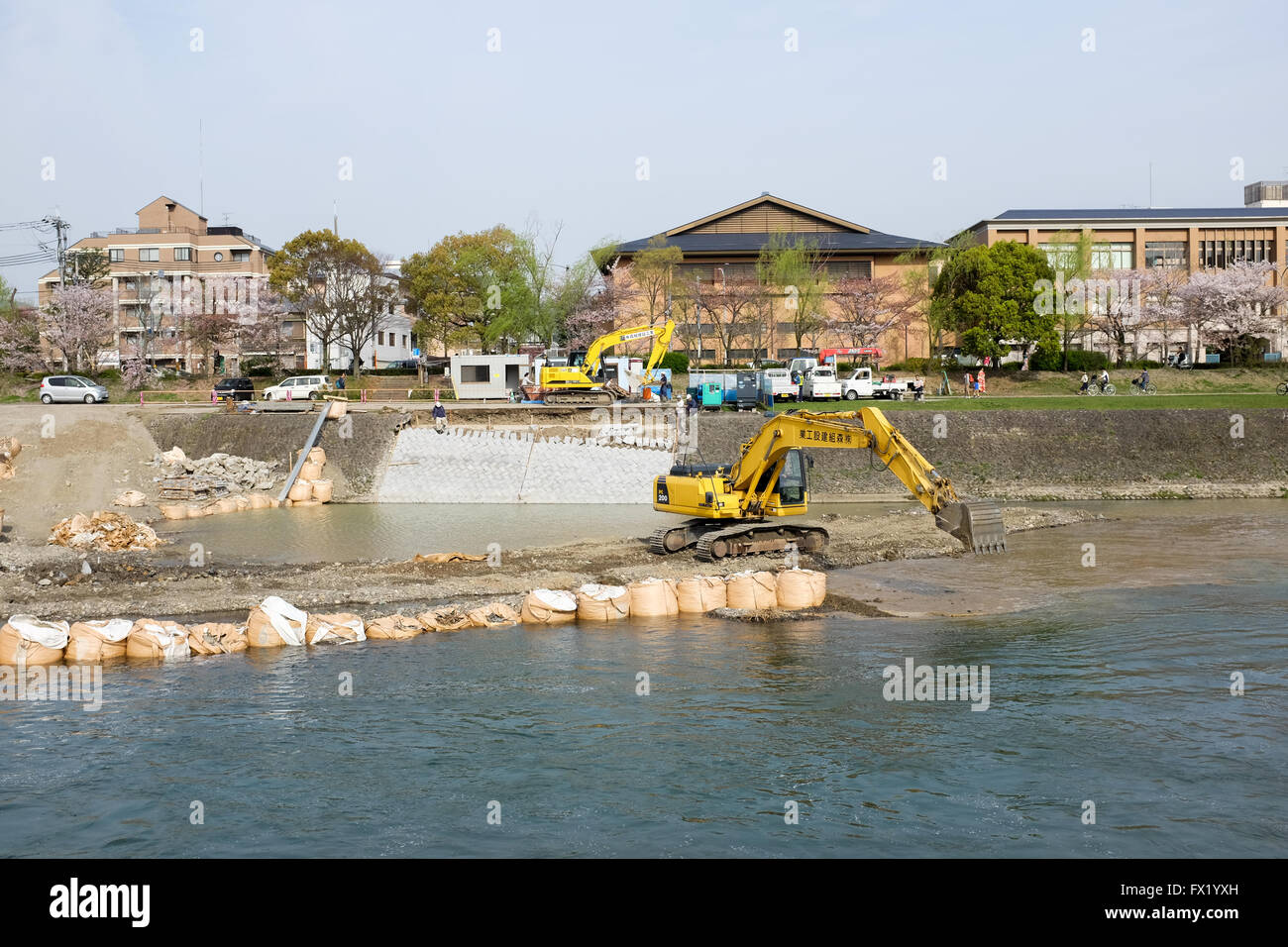 Ein Bagger Kyotos Kamo River (Kamogawa) in Japan tätig. Stockfoto