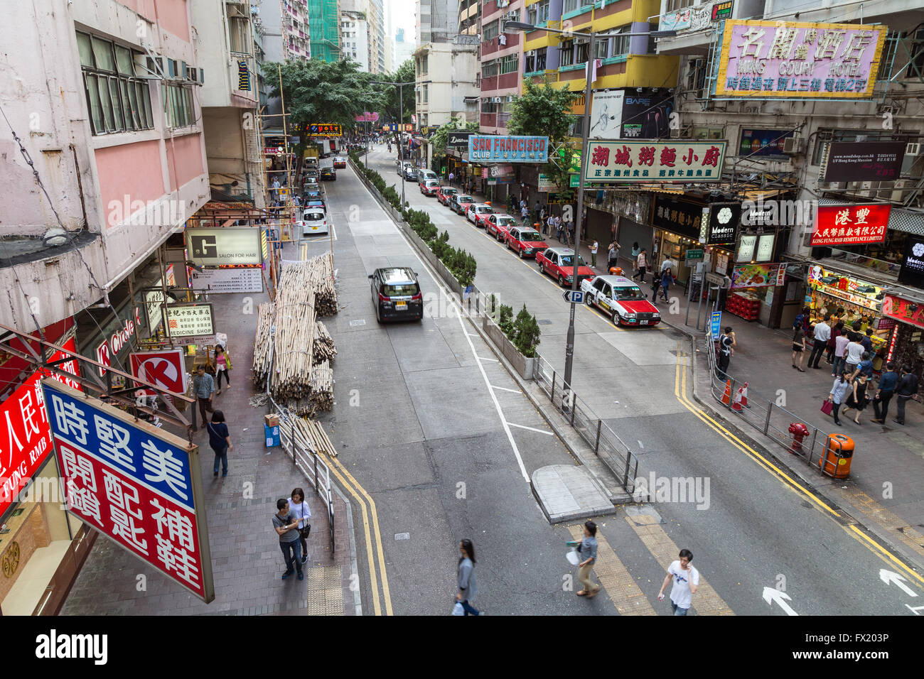 Ansicht einer städtischen Straße in Wan Chai, Hong Kong, China, bei Tageslicht, leicht von oben. Stockfoto