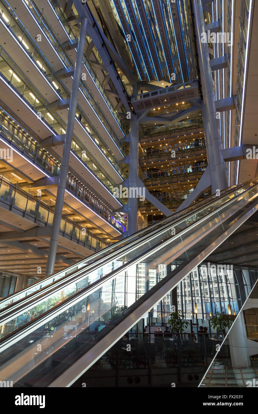 Rolltreppen und Atrium in der HSBC-Hauptgebäude in Hong Kong, China. Stockfoto