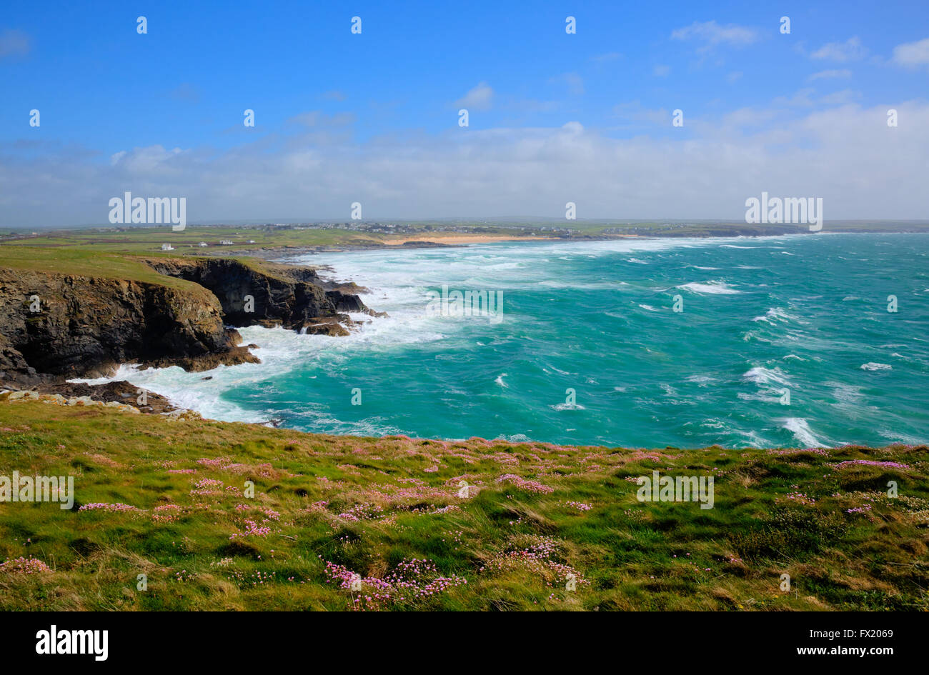 Süd-west England Cornwall zerklüftete Küste Ansicht von Trevose Head Richtung Konstantin Bay und Newquay bunt Stockfoto