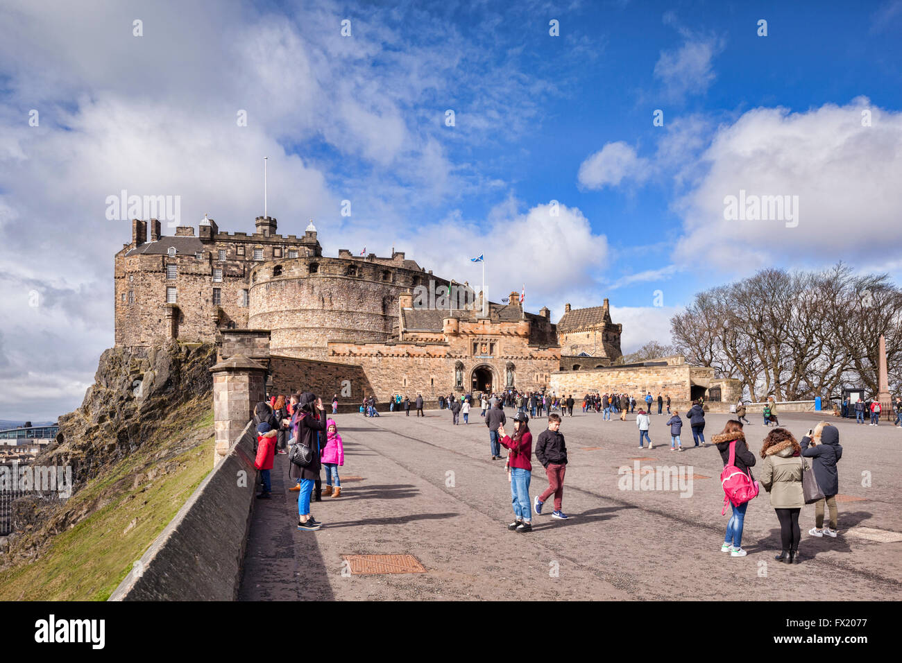 Touristen auf dem Vorplatz des Edinburgh Castle auf einem hellen Frühlingstag, Edinburgh, East Lothian, Schottland, Vereinigtes Königreich Stockfoto