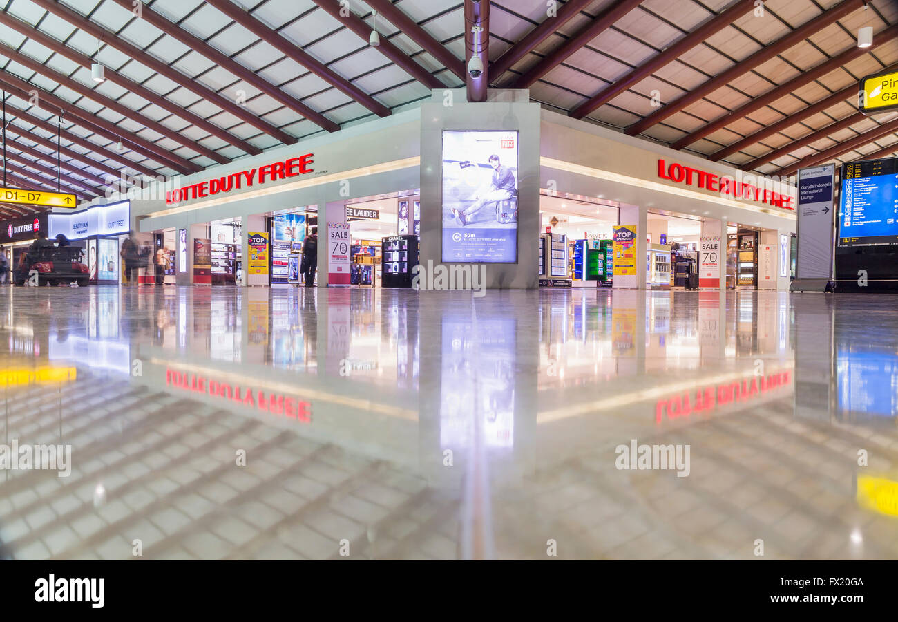 JAKARTA, Indonesien, 5. April 2016: Innen Jakarta (Soekarno-Hatta) International Airport ist der Hauptflughafen dienen der gre Stockfoto