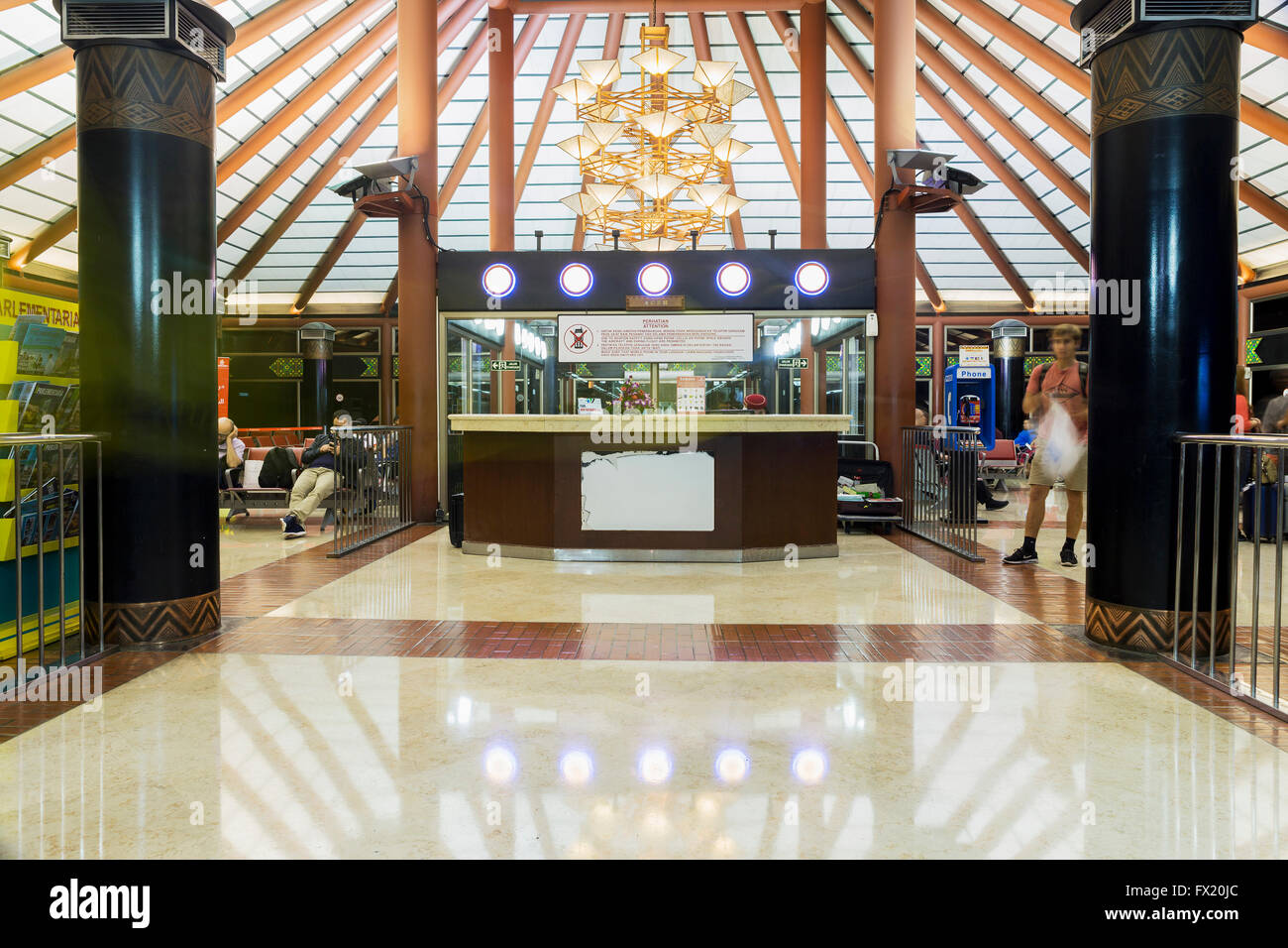 JAKARTA, Indonesien, 5. April 2016: Innen Jakarta (Soekarno-Hatta) International Airport ist der Hauptflughafen dienen der gre Stockfoto