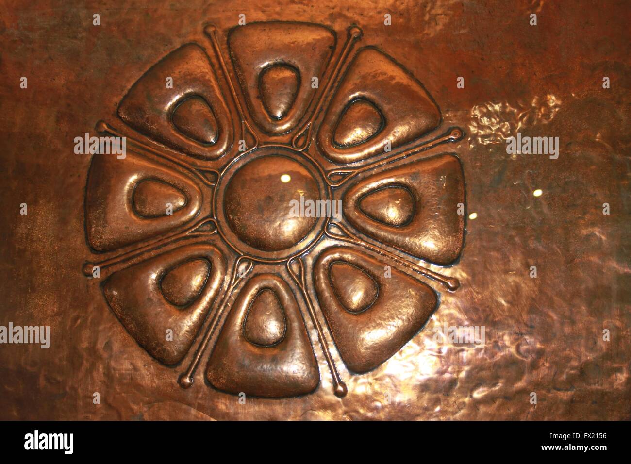 Nahaufnahme von einem Kupfertopf mit einem keltischen Kunst und Handwerk oder Kunst Nouveaux Blumen-Design Stockfoto