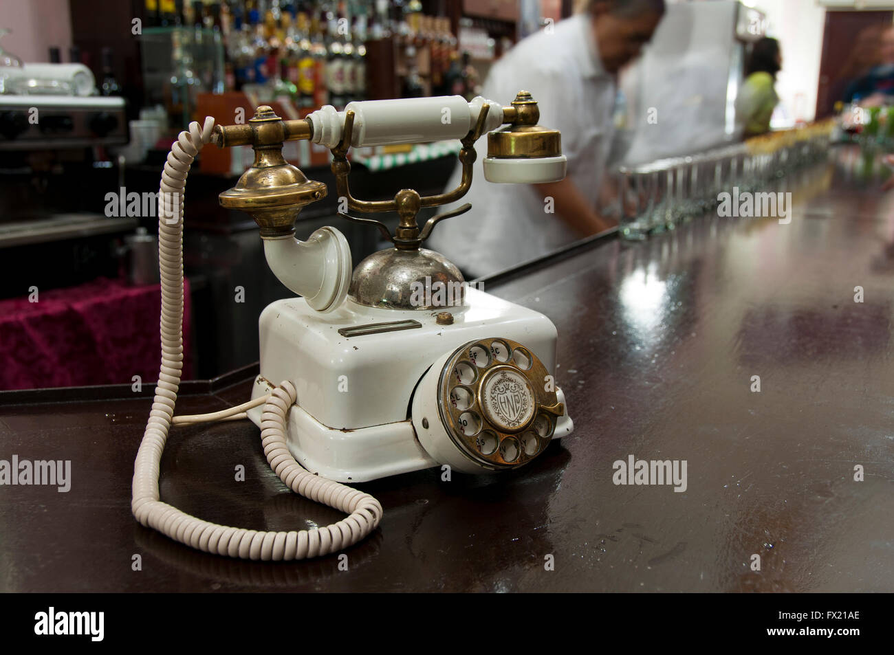 Weiße Vintage Retro-Telefon in der Bar des Hotel Nacional, Havanna, Kuba Stockfoto