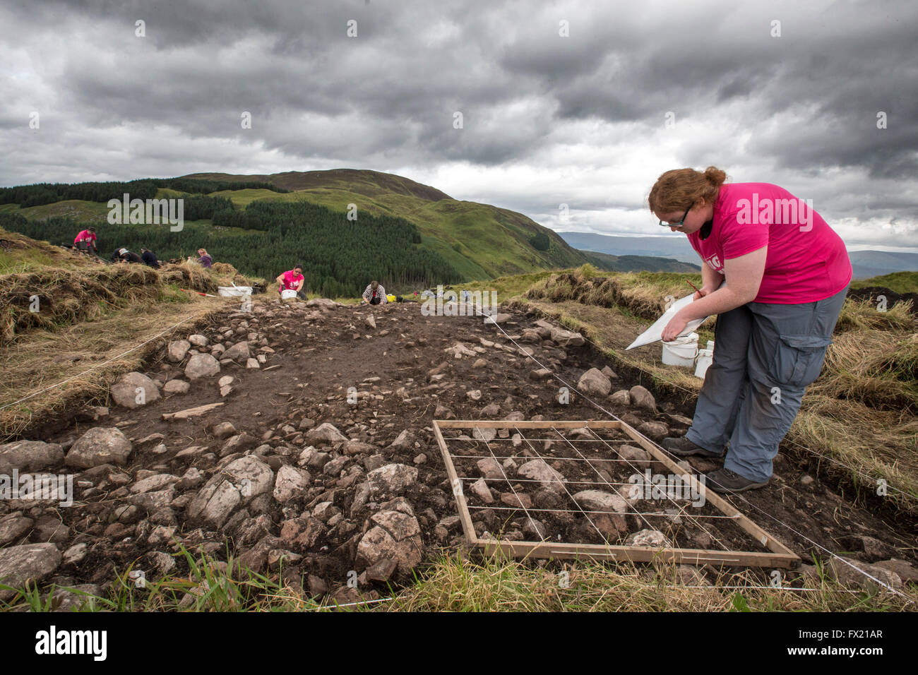 Archäologische Ausgrabung auf Dun Deardail.with Ben Nevis im Hintergrund Stockfoto